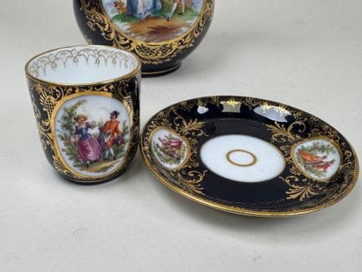 Verseuse, tasse et sa sous-tasse en porcelaine...