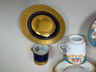 Lot en porcelaine polychrome et or comprenant...