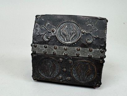 Coffret en métal repoussé à décor d'oiseaux...