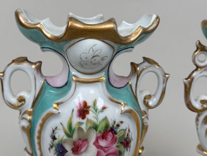 Paire de vases en porcelaine polychrome et...