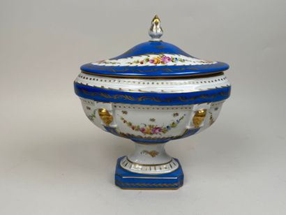 Jardinière couverte en porcelaine polychrome...