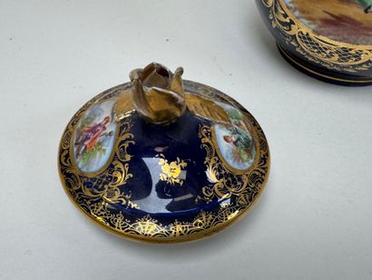 Verseuse, tasse et sa sous-tasse en porcelaine...