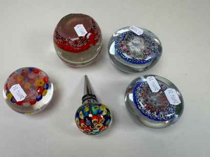 4 boules ou presse-papiers en verre à décor...