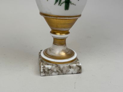 Vase sur piédouche en porcelaine polychrome...