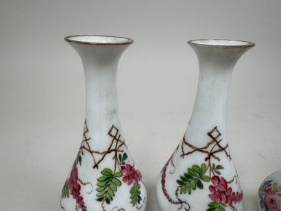 Deux petits vases balustres en porcelaine...