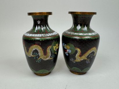 ASIE, XXe.
Paire de petits vases balustres...