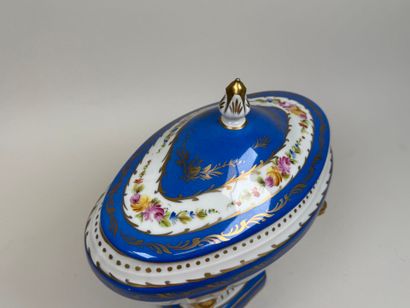 Jardinière couverte en porcelaine polychrome...