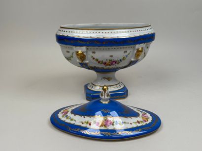 Jardinière couverte en porcelaine polychrome...