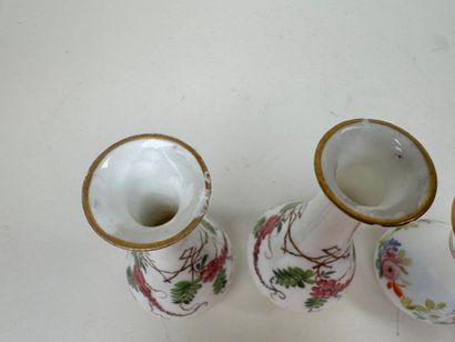 Deux petits vases balustres en porcelaine...