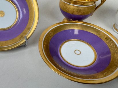 Deux déjeuners en porcelaine polychrome et...