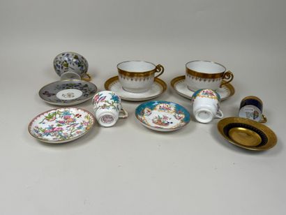 Lot en porcelaine polychrome et or comprenant...