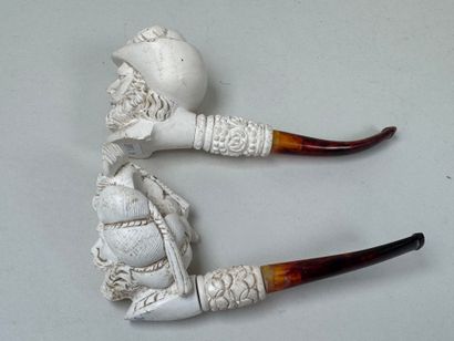 Deux pipes en écume de mer dites JACOB à...