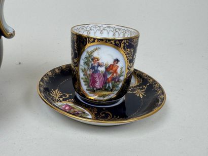 Verseuse, tasse et sa sous-tasse en porcelaine...