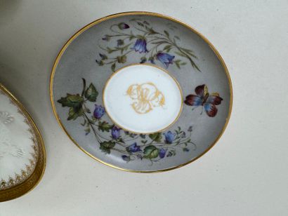 Lot en porcelaine polychrome et or comprenant...