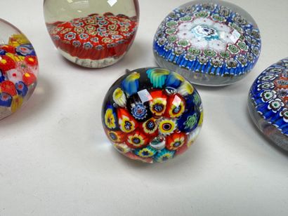 4 boules ou presse-papiers en verre à décor...