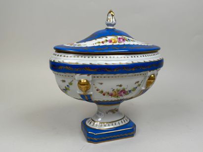 Jardinière couverte en porcelaine polychrome...