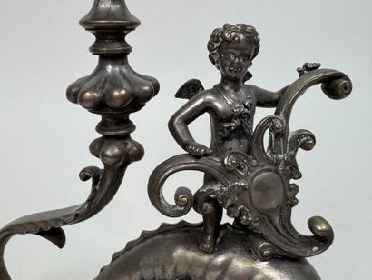 Flambeau en bronze argenté, le piétement...
