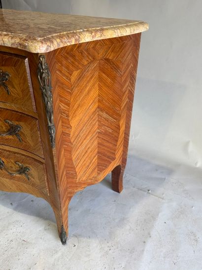 Curved chest of drawers in wood and marquetry...