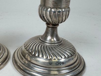 Paire de petits bougeoirs en argent étranger...