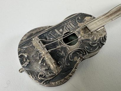 Guitare miniature en argent 800/1000 à décor...