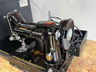 SINGER.
Portable sewing machine, presented...
