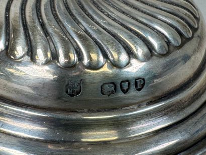 Paire de petits bougeoirs en argent étranger...