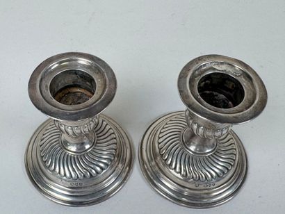 Paire de petits bougeoirs en argent étranger...