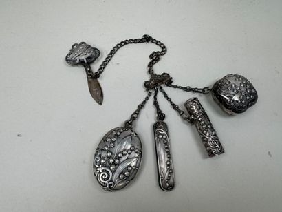 Châtelaine en argent, métal et verre à décor...