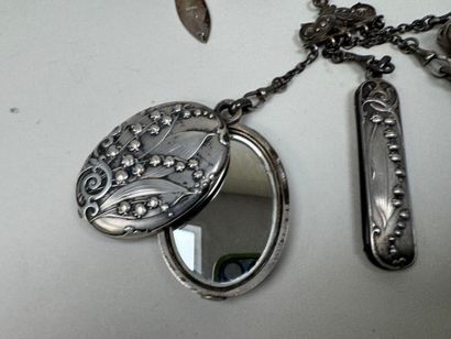 Châtelaine en argent, métal et verre à décor...