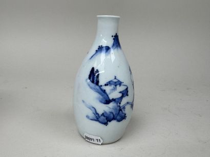 CHINE, XXe.
Petit vase en porcelaine bleu...