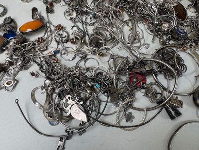 Important lot de bijoux fantaisies en argent,...