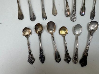15 petites cuillères à sel en argent 950/1000,...