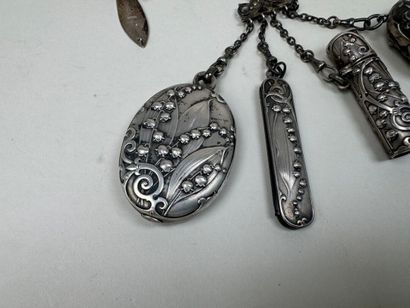 Châtelaine en argent, métal et verre à décor...