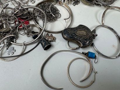 Important lot de bijoux fantaisies en argent,...