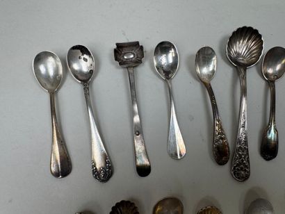 15 petites cuillères à sel en argent 950/1000,...