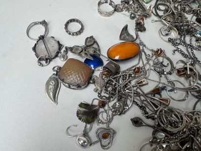 Important lot de bijoux fantaisies en argent,...