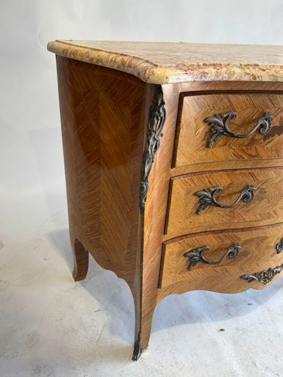 Curved chest of drawers in wood and marquetry...