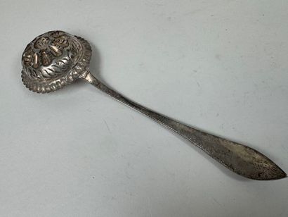 Saupoudreuse en argent 950/1000, poinçon...
