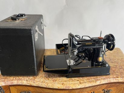 SINGER.
Portable sewing machine, presented...