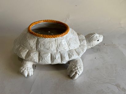 Ceramic cachepot featuring a turtle.
20th...