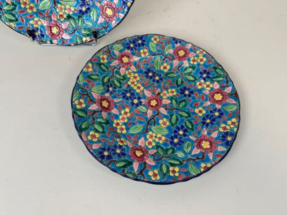 LONGWY.
Paire d'assiettes en faïence polychrome...