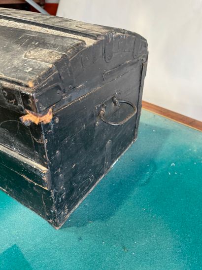 Domed trunk in painted wood, metal handles...