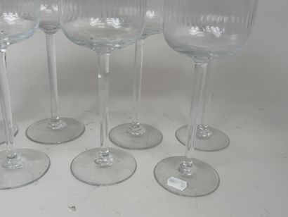Série de 8 verres sur pieds en cristal à...