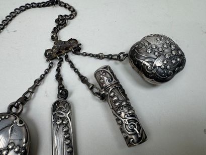 Châtelaine en argent, métal et verre à décor...