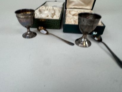 Deux coquetiers et deux cuillères à œufs...