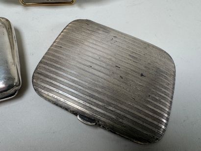Étui à cigarettes en argent à décor de filets,...