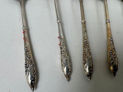 Série de 6 petites cuillères en argent 950/1000,...