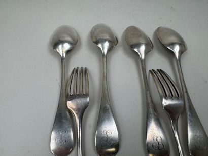 Deux fourchettes et quatre cuillères en argent...