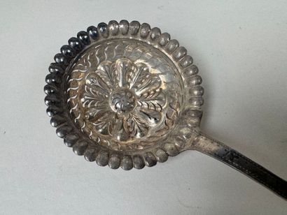 Saupoudreuse en argent 950/1000, poinçon...