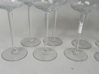 Série de 8 verres sur pieds en cristal à...